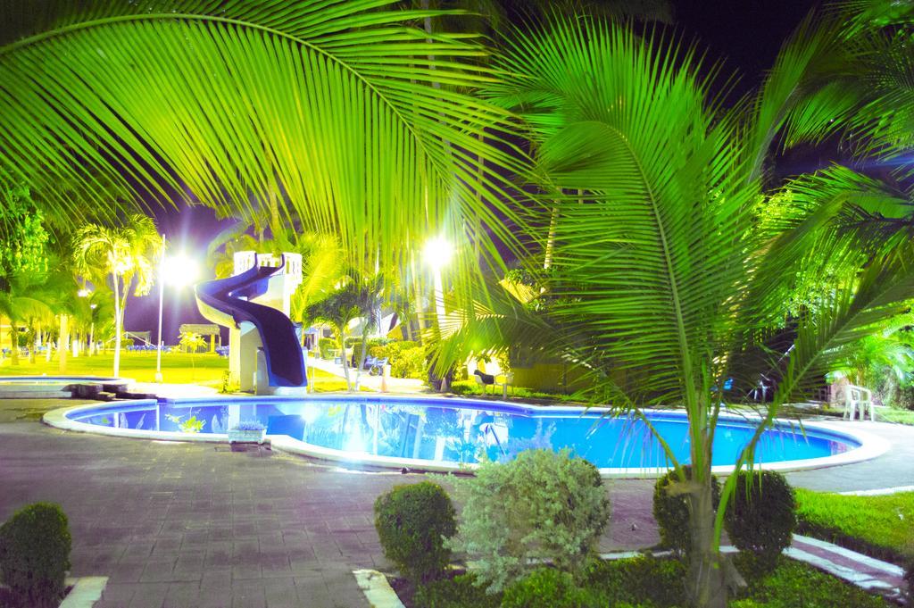 Tropiclub Playa El Cuco Hotel Exterior photo
